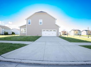 392 Brets Ln, Lewis Center, OH