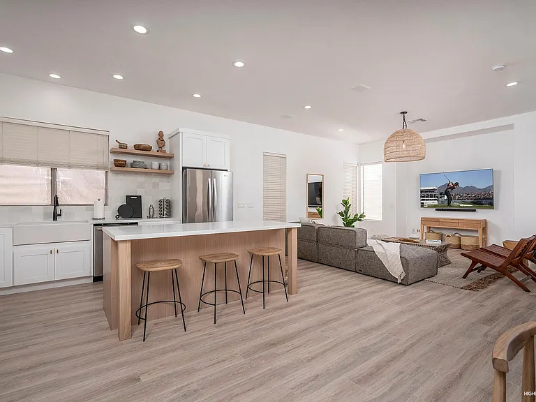 4707 E Robin Ln — Photo 1
