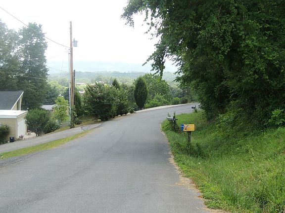 5th image of 1512 Parton Dr