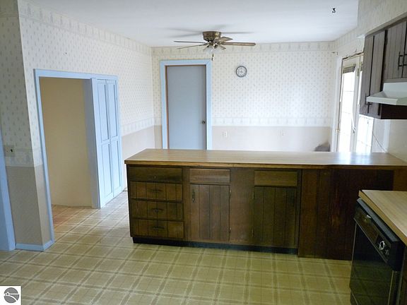 3rd image of 1215 Hall St