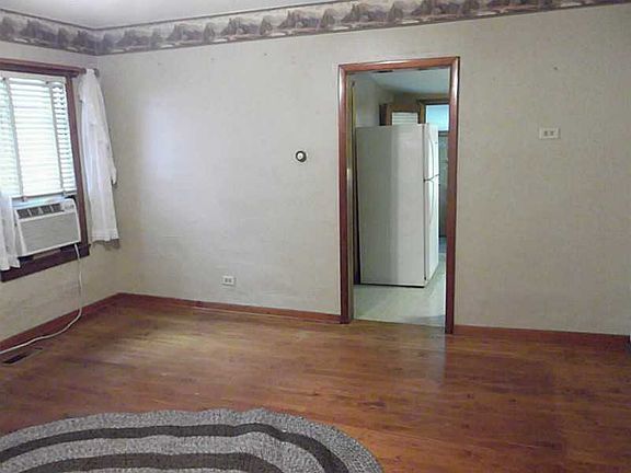 3rd image of 604 E Walnut St