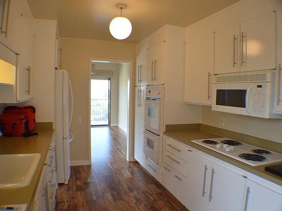 5th image of 20 Harbor Oak Dr APT 31