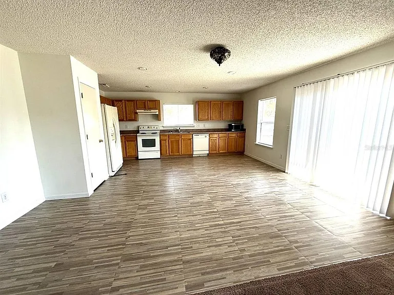 121 Lindsay Dr — Photo 4