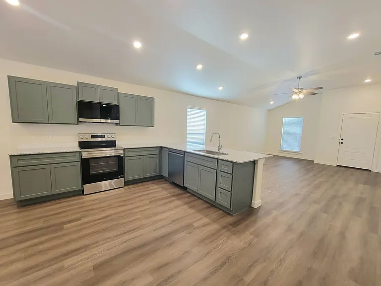 5546 Auburn St — Photo 4