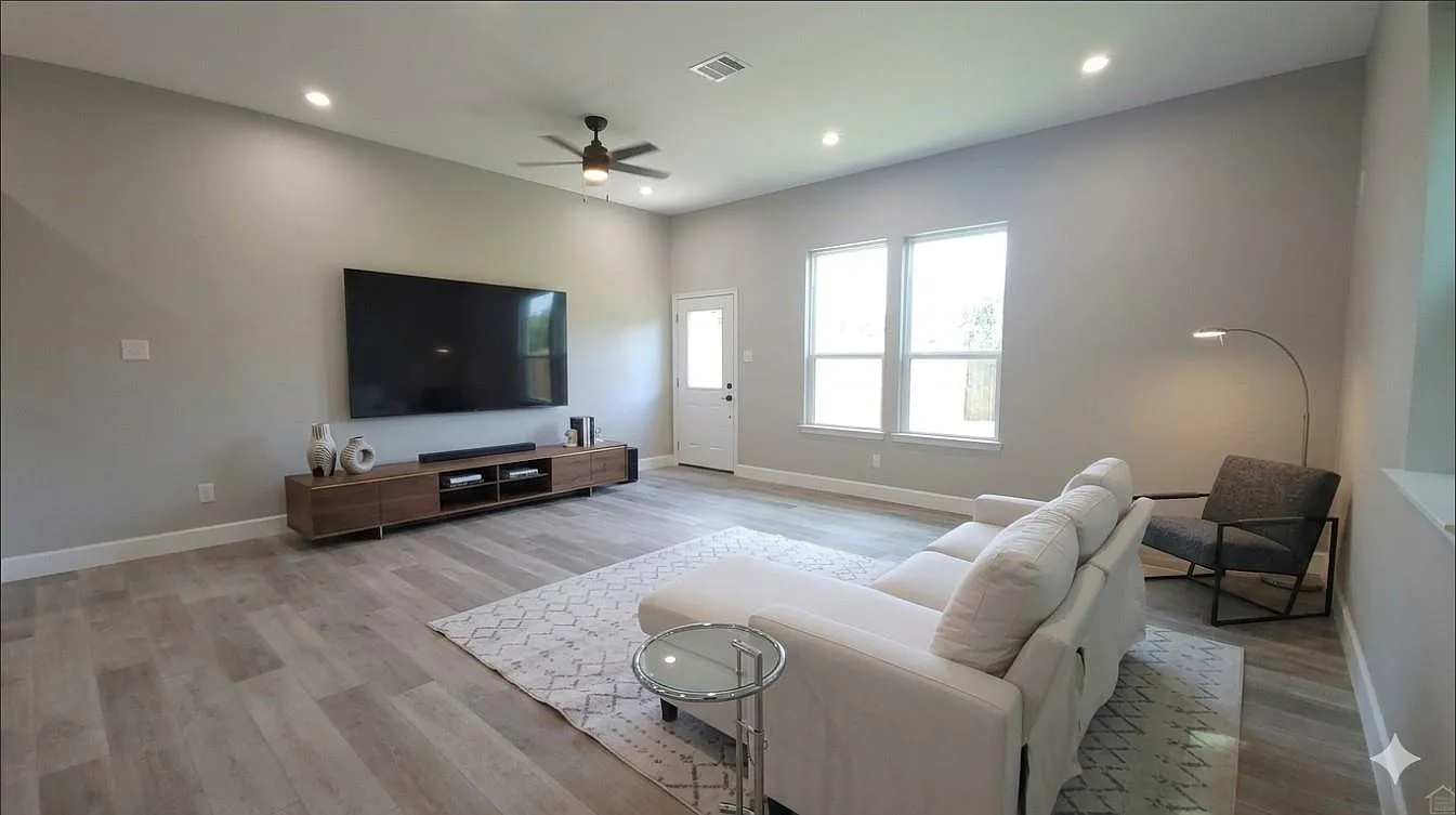 3 bed, 2.5 bath, 2166 sqft, $2,200 — Photo 4