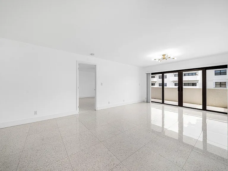 330 SE 20th Ave #408 — Photo 10