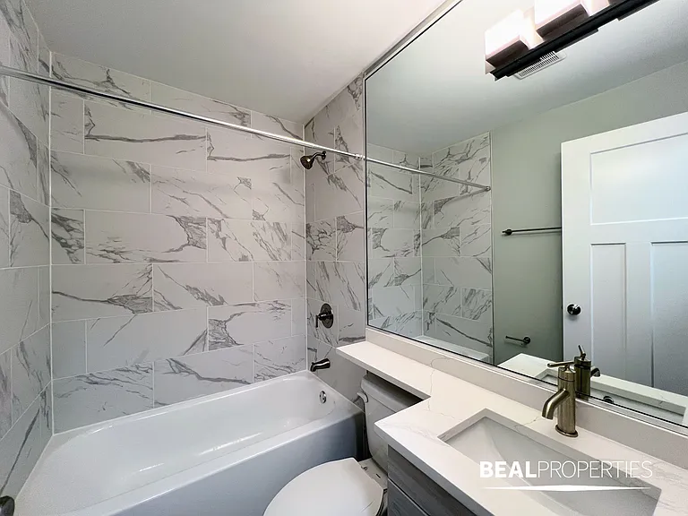 445 W Barry — Photo 56
