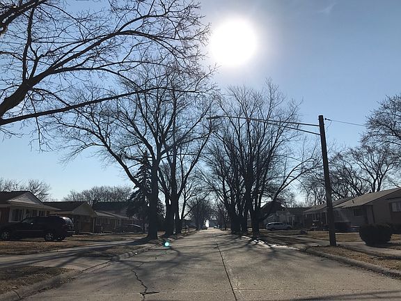 4th image of 23621 Deziel St