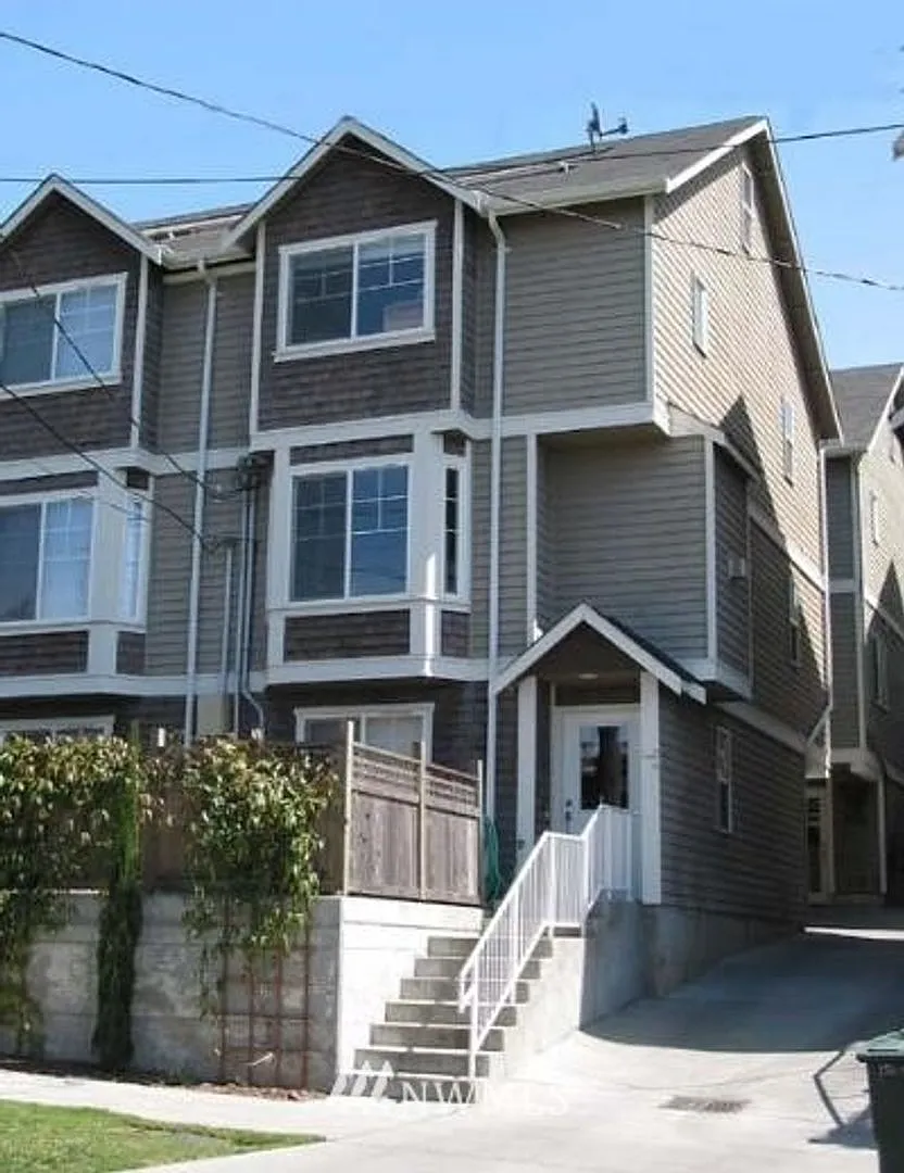 Modern Central District Townhome w/ Dual Suites, Office, Garage & City-View Deck — Photo 1