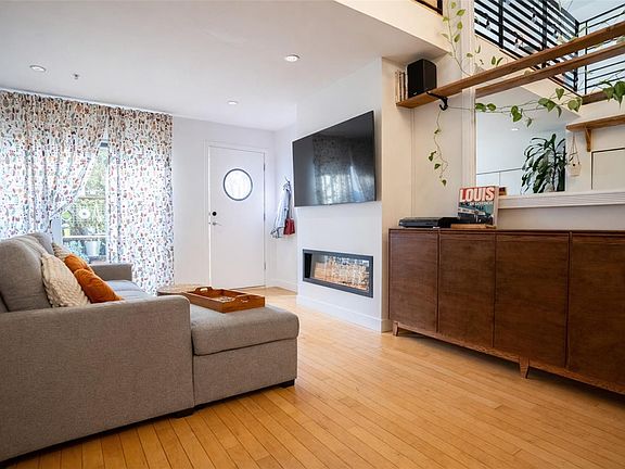 5th image of 797 Tyee Rd #4