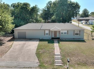704 N Madison Ave, Blanchard, OK 73010