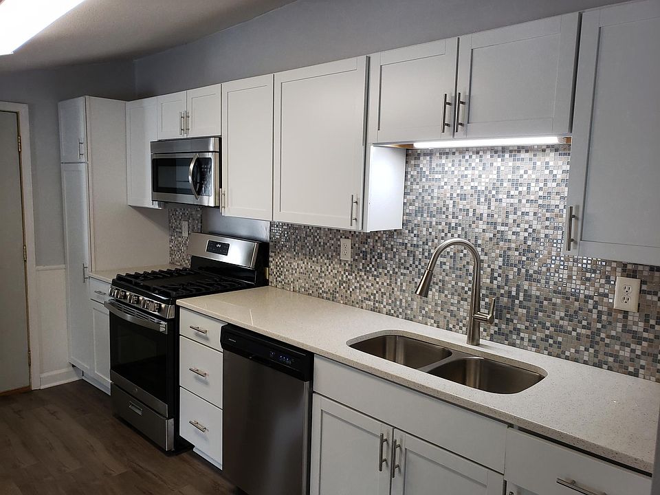Great new kitchen with gas range and dishwasher!