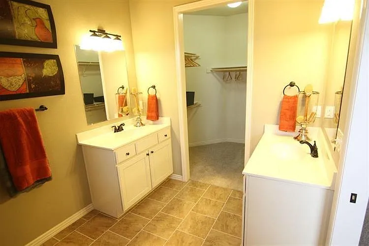 Master Bath (Model Home Pic)