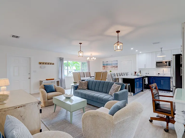 1036 Coral Dr — Photo 6