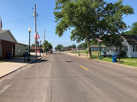 4th image of 211 N Main St