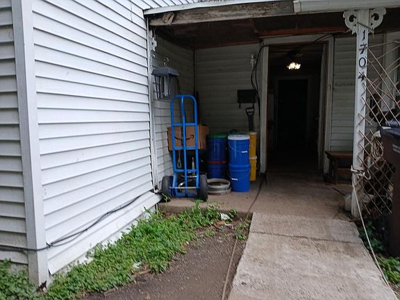4th image of 1704 Main St