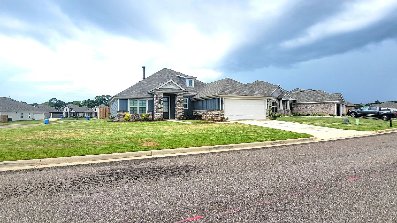 Beautiful 4 Bedroom 2 Bath Home In The Desirable Hedgefield Subdivision In Prattville. — Photo 2