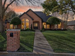 325 Cottonwood Ln, Hurst, TX 76054