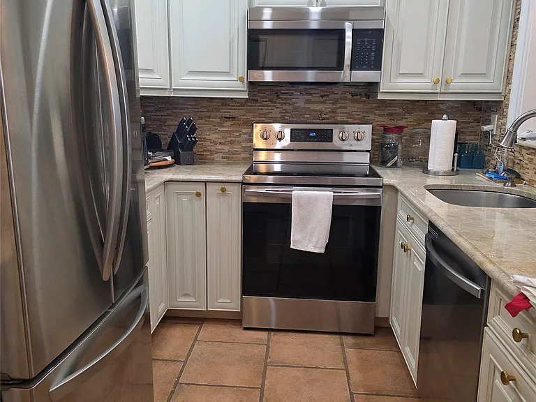 100 W Broadway #1F — Photo 6