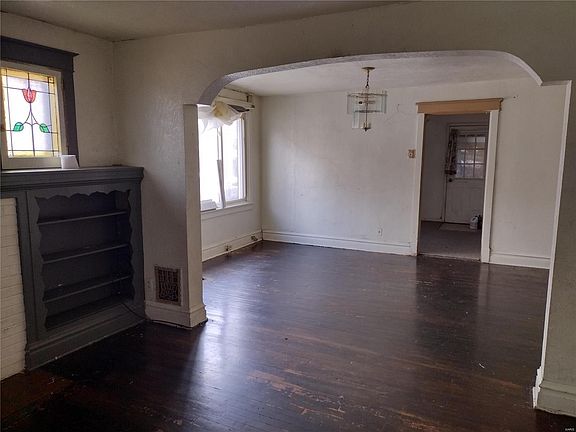 2nd image of 3438 Pine Grove Ave