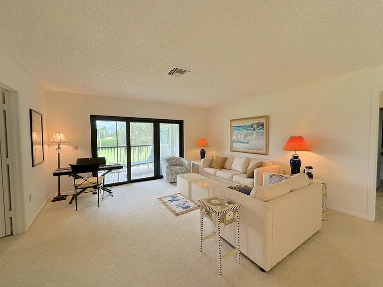 9 Stratford Dr E #B — Photo 2