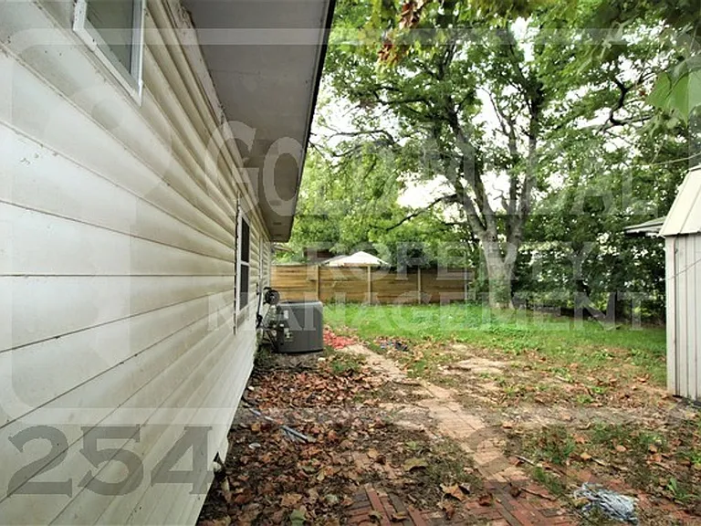 1208 E Avenue H — Photo 19