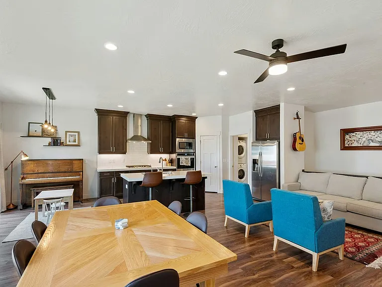 322 N 240 E — Photo 5