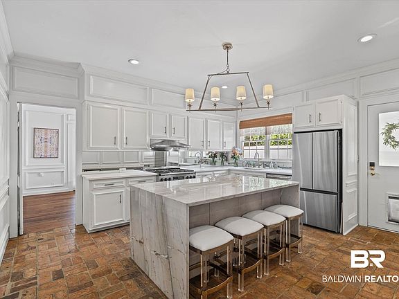 3rd image of 151 Tuthill Ln