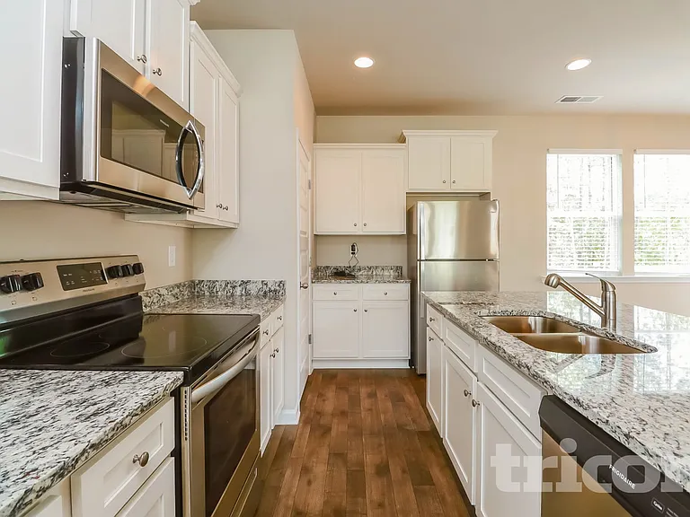 701 Jackson Ct — Photo 4