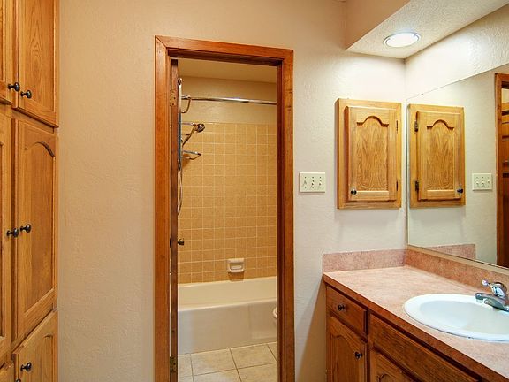 5th image of 2703 Red Hill Dr