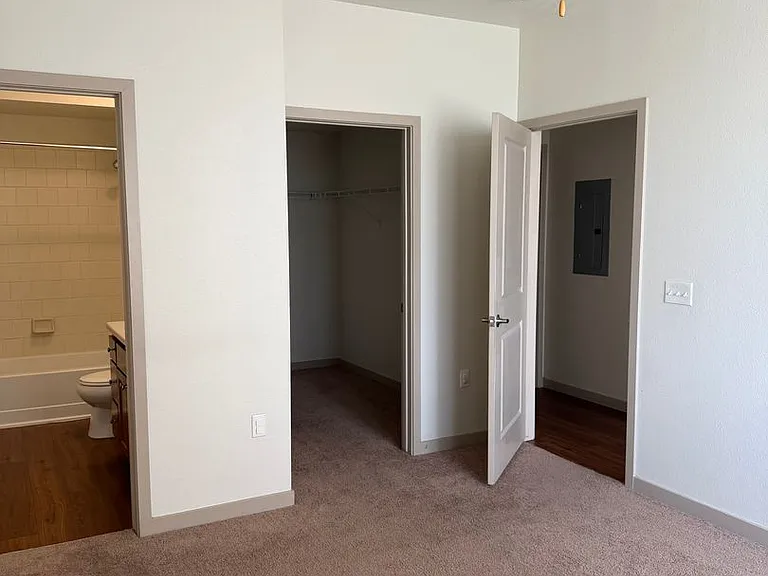 1305 N Peoria St — Photo 48