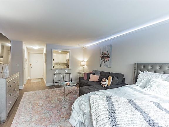 3rd image of 25 Franklin Ave APT 3L