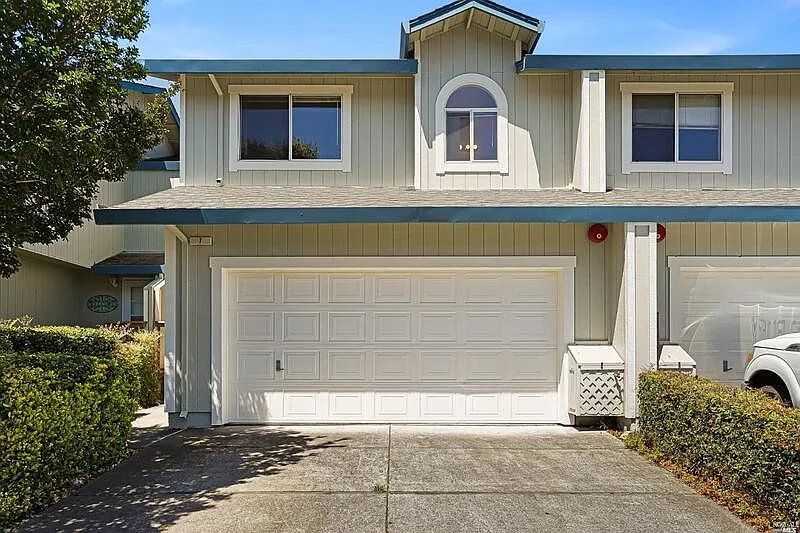 3 bed, 2.5 bath, 1289 sqft, $3,275 — Photo 1