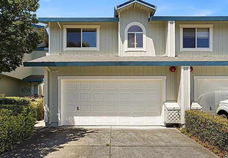 7 Meridian Cir — Photo 1