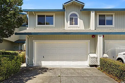 7 Meridian Cir Photo 1