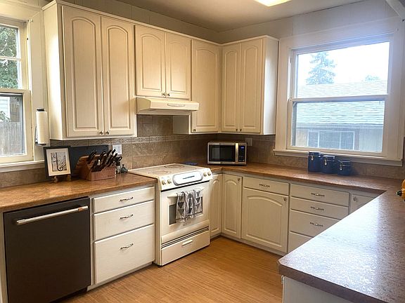 Fully equipped kitchen with new dishwasher