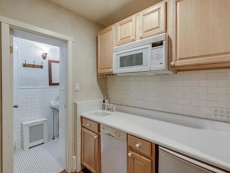 105 E 15th St #6 — Photo 12