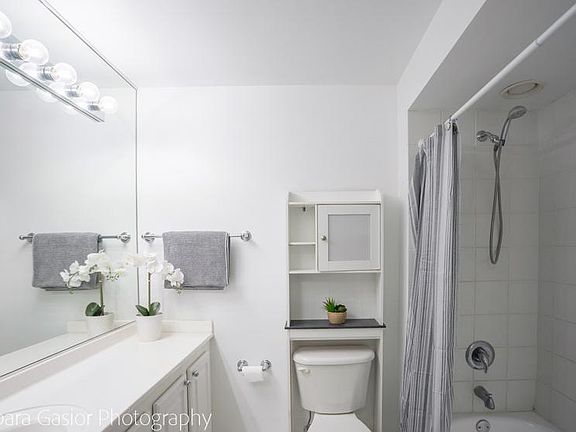 2nd image of 345 N Lasalle St #1504