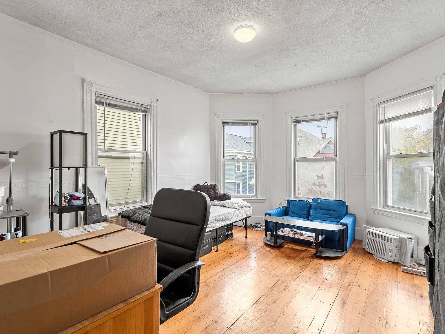 4 bed, 9999 sqft, $3,800 — Photo 2