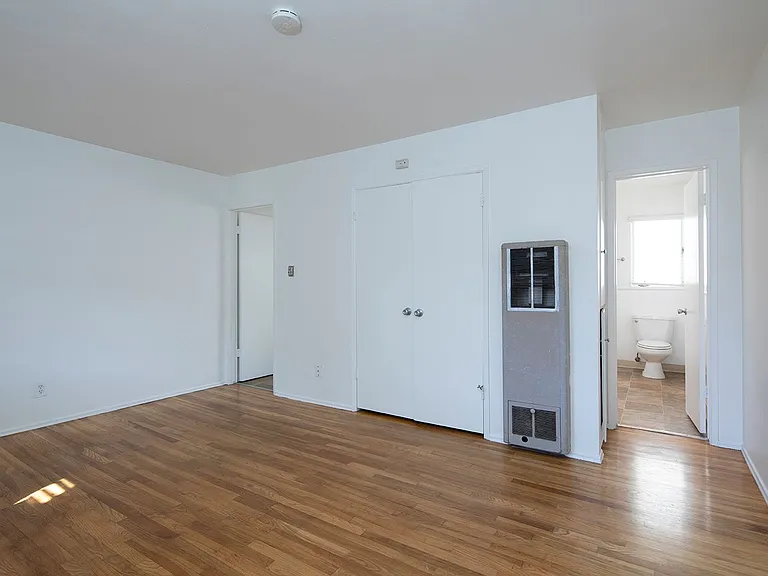 Talmadge Pacific Apartments — Photo 9