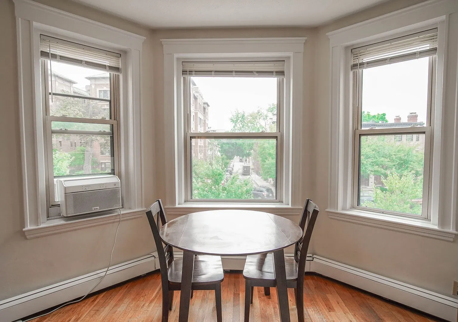 Charming 1-Bedroom Apartment in the Heart of Fenway — Photo 3