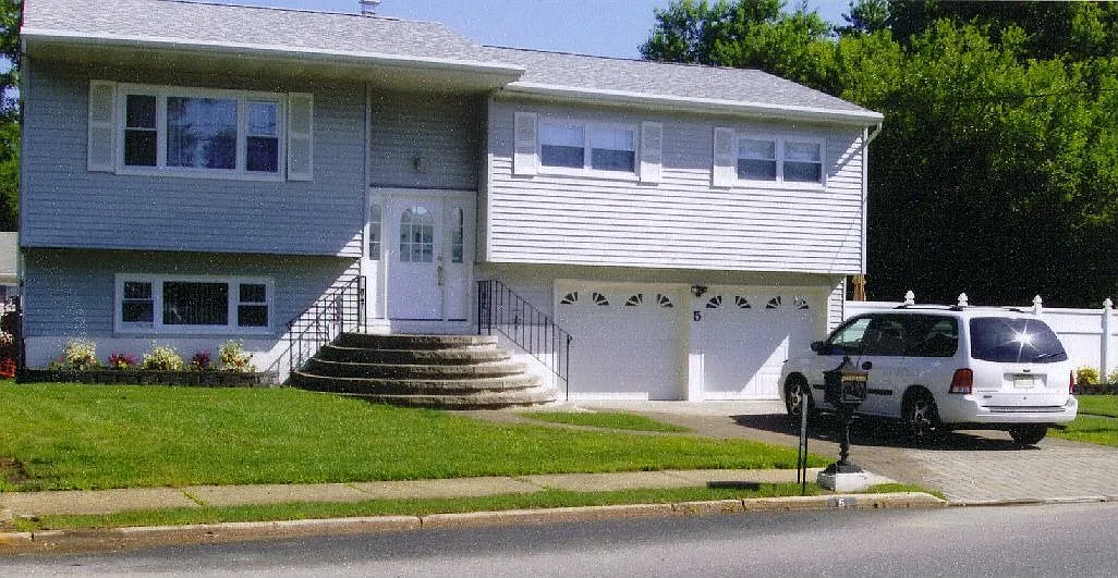 5 Roberta Dr photo 1