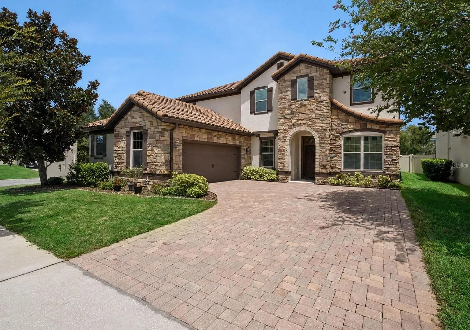 This spacious and charming 7-bedroom, 4.5-bathroom single-family home is located at 8701 Iron Mou... — Photo 3