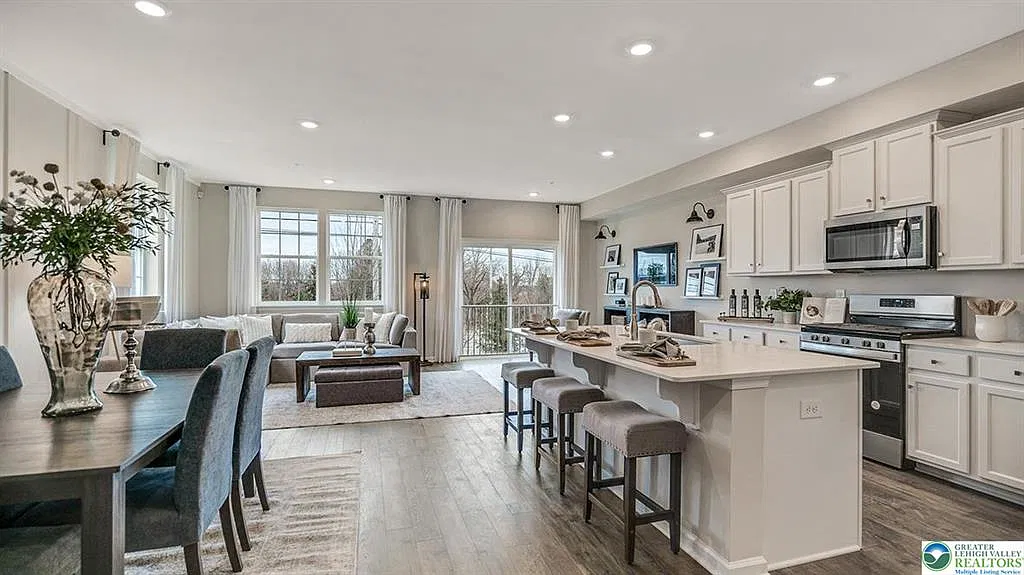 3 bed, 2.5 bath, 2717 sqft, $3,250 — Photo 3