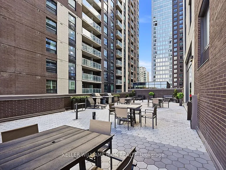 180 George St #1002 — Photo 41