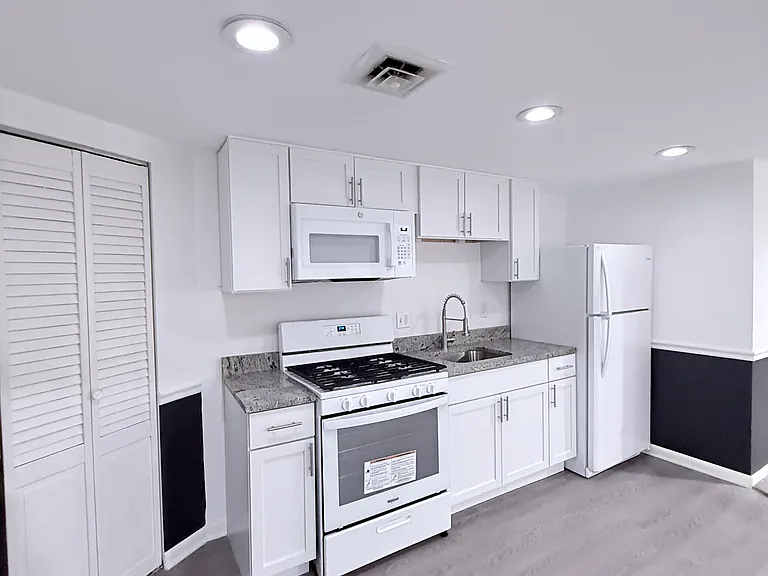 25 Greenview Ave #BASEMENT — Photo 8