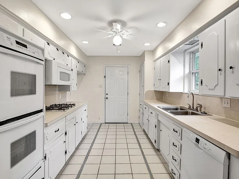 1007 Newberry Dr — Photo 15