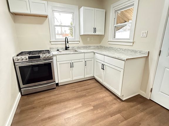 3rd image of 658 Gordon St