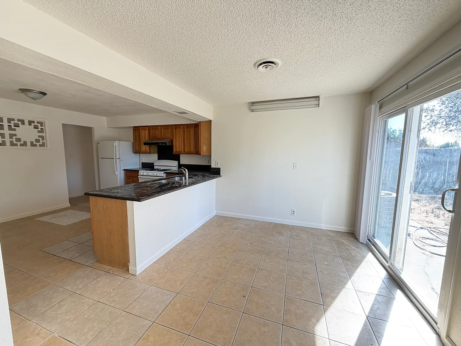 4 bed, 1465 sqft, $2,350 — Photo 2