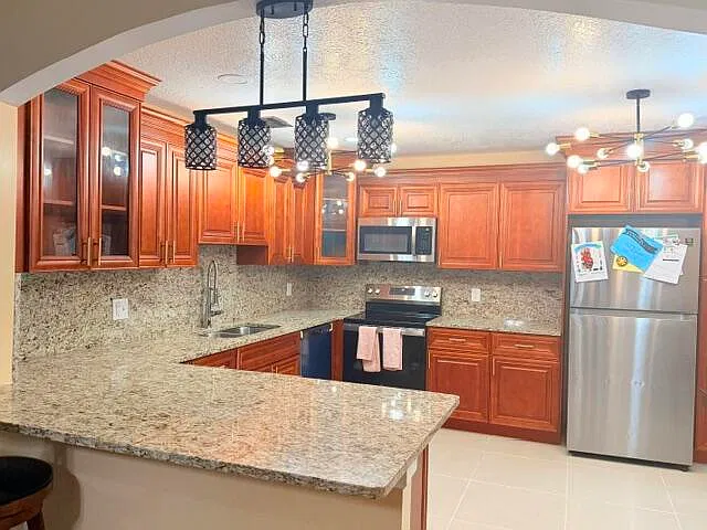 3 bed, 2.0 bath, 1335 sqft, $3,350 — Photo 3